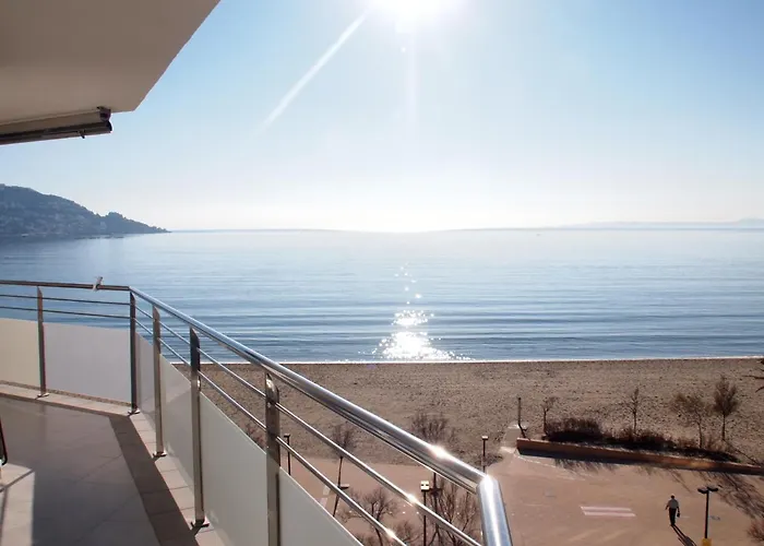 Miramar 34c Roses